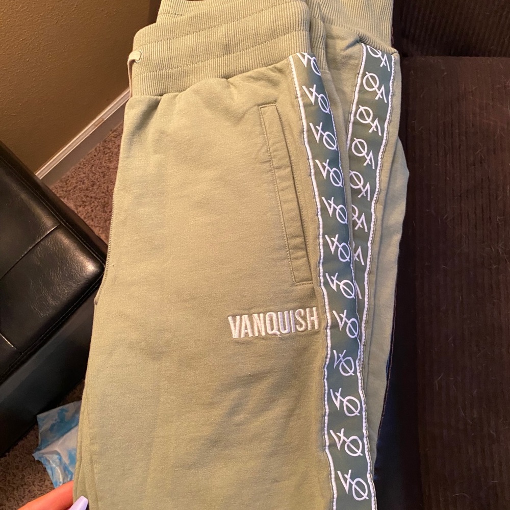 Vanquish Joggers size small